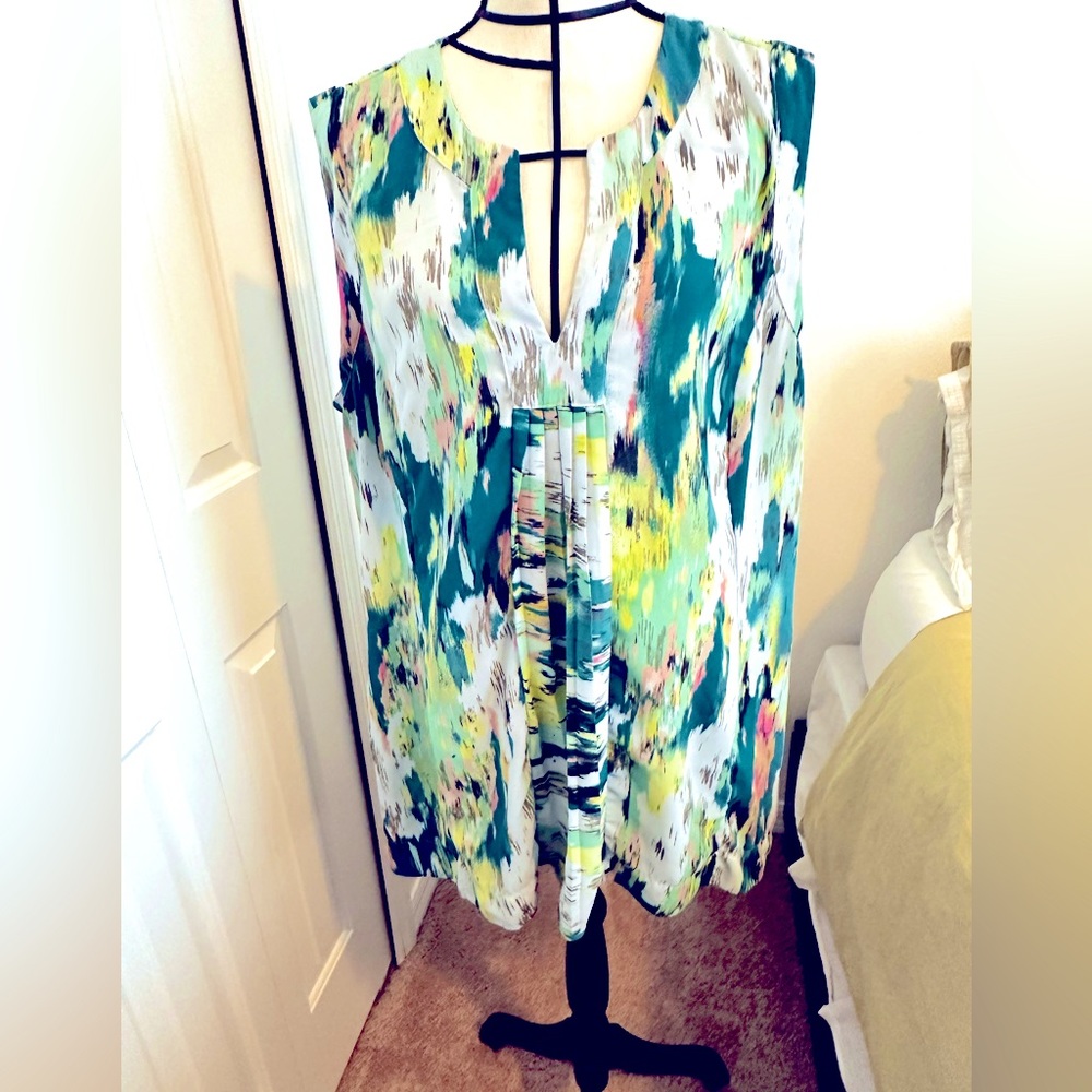 Plus size, high-low, green & white, brushstroke pattern, v-neck tunic.